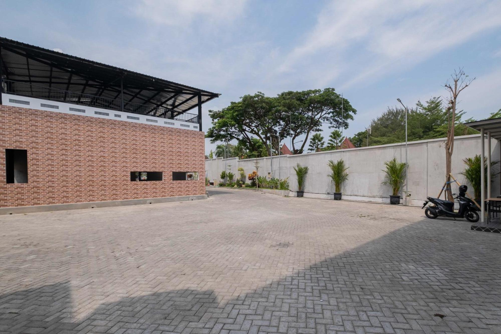 Sans Wm Hotel Blitar ภายนอก รูปภาพ